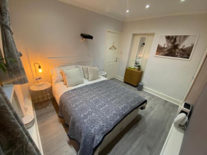 Central Private Double Bedroom in a 2bedroom Apartment, connected via underground, overground and many bus routes